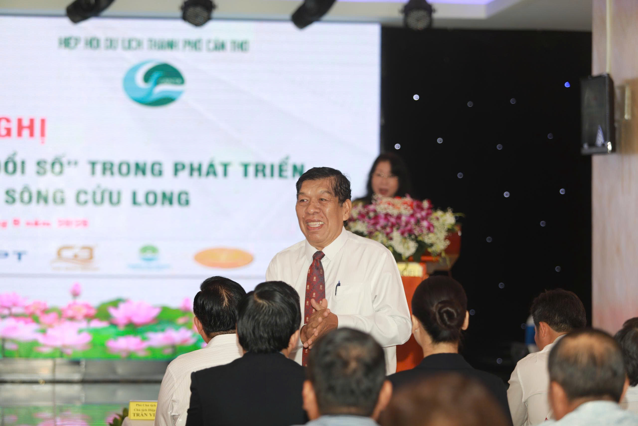 Ông Vưu Chấn Hùng, Phó Chủ tịch Hiệp hội Du lịch Việt Nam, Chủ tịch Hiệp hội Du lịch TP. Cần Thơ, tham gia và chào mừng hội nghị. (Ảnh: Nhật Nam)