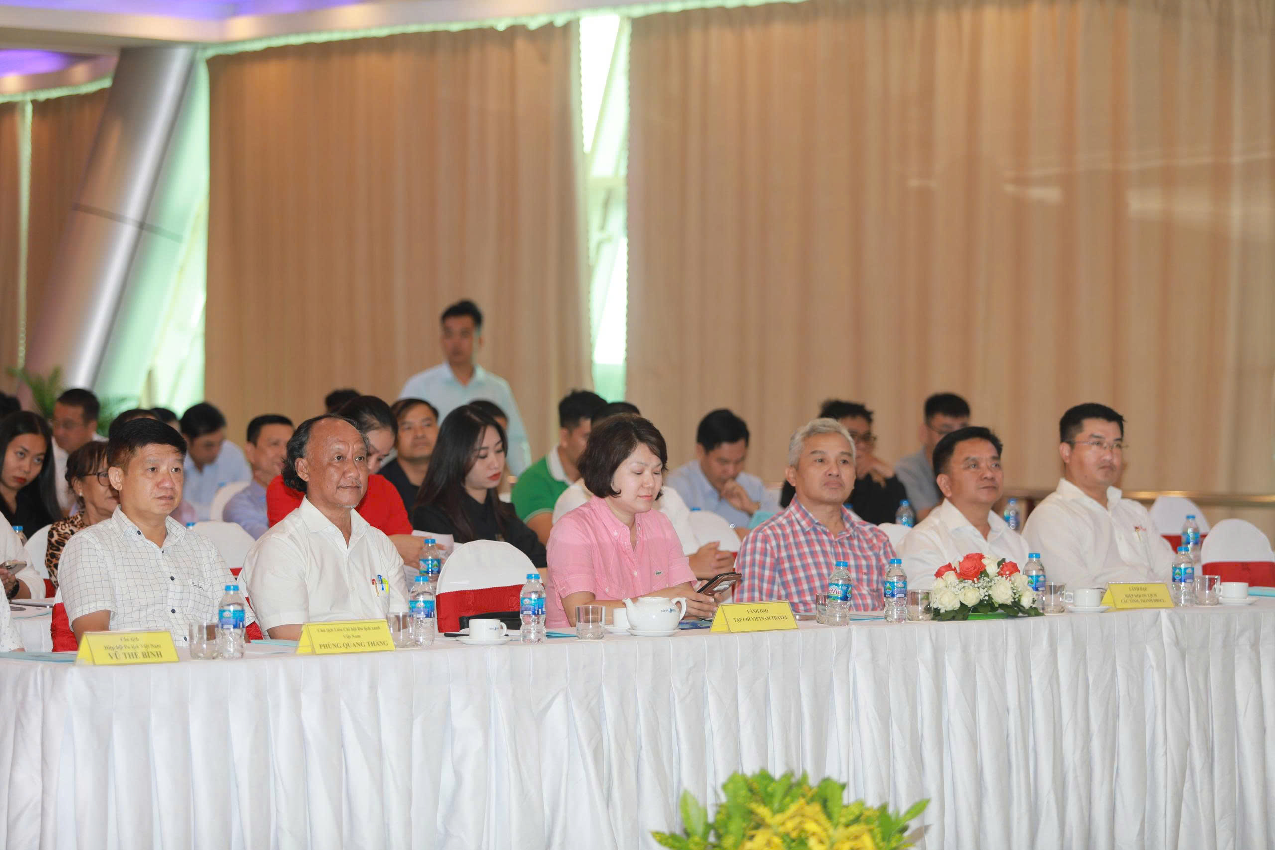Các đại biểu, lãnh đạo ngành du lịch, doanh nghiệp và cơ quan báo chí trong khu vực ĐBSCL tham dự hội nghị, cùng đóng góp ý kiến, chia sẻ giải pháp phát triển du lịch xanh và số. (Ảnh: Nhật Nam)