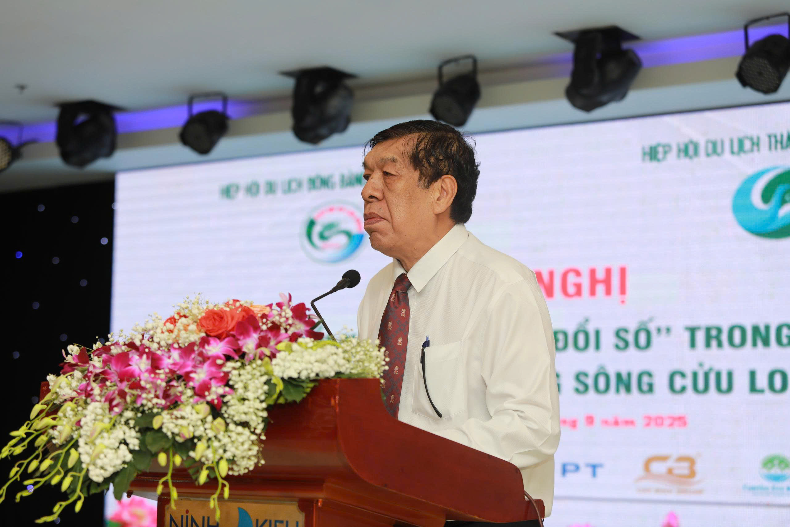 Ông Vưu Chấn Hùng, Phó Chủ tịch Hiệp hội Du lịch Việt Nam, Chủ tịch Hiệp hội Du lịch TP. Cần Thơ, phát biểu khai mạc hội nghị. (Ảnh: Nhật Nam)