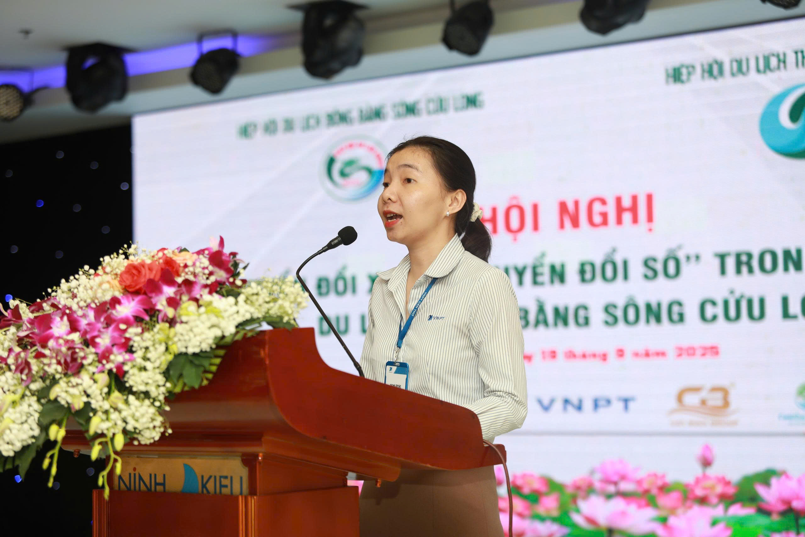 Bà Phạm Thị Cẩm Nhung, Phó Trưởng phòng Giải pháp - Trung tâm CNTT, VNPT Cần Thơ, phát biểu tại hội nghị. (Ảnh: Nhật Nam)
