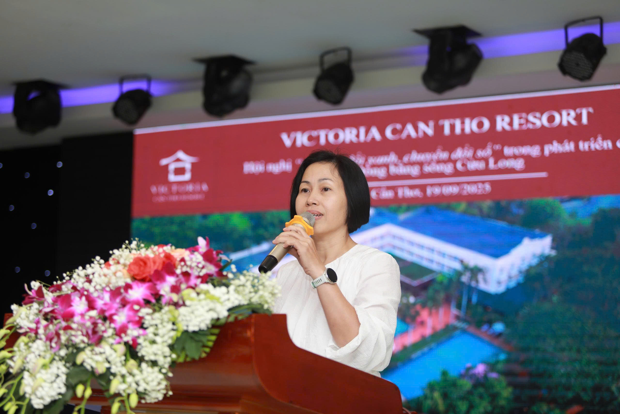 Bà Võ Xuân Thư, Giám đốc Victoria Cần Thơ Resort, phát biểu tại hội nghị. (Ảnh: Nhật Nam)
