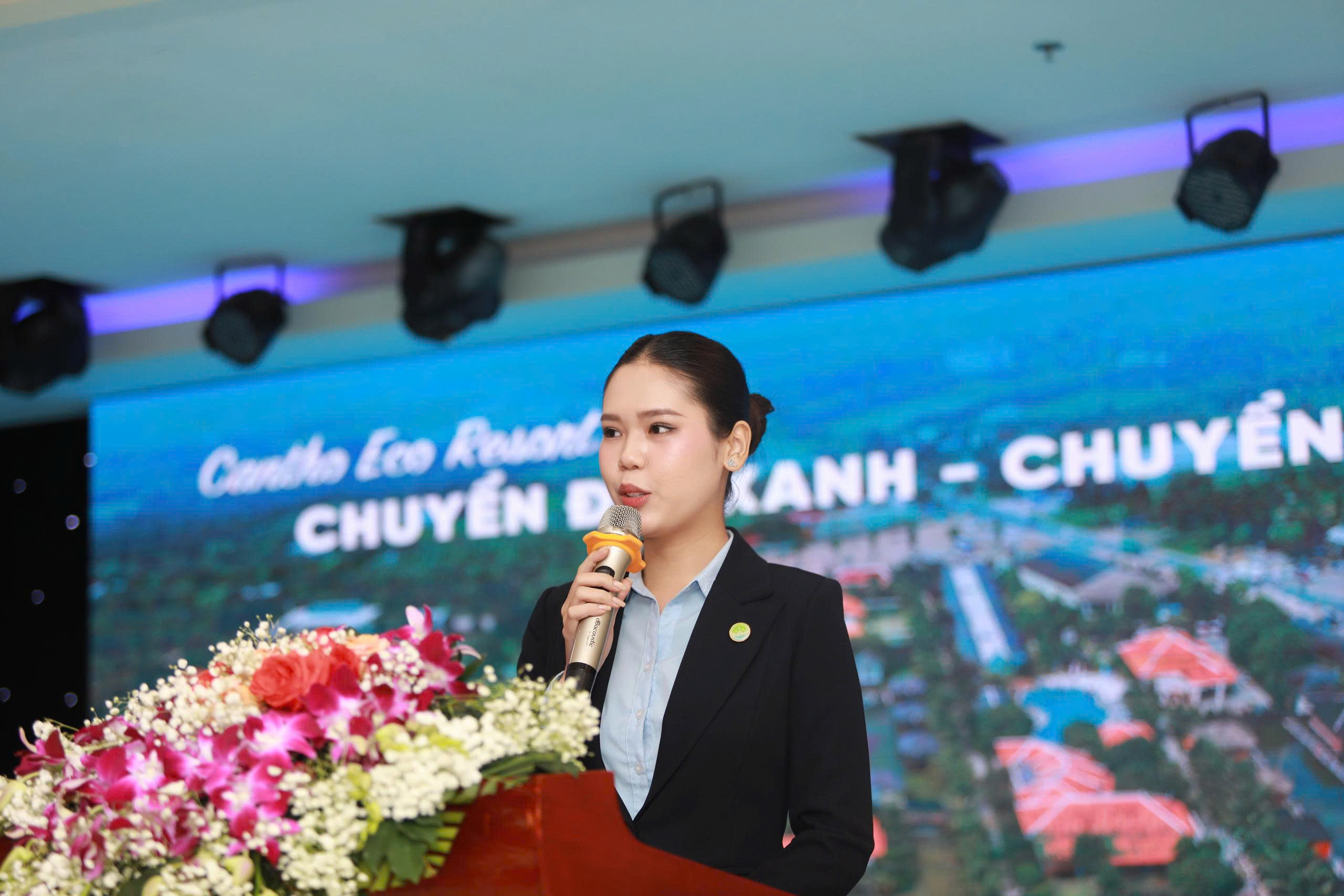 Bà Trần Thị Mỹ Phụng - Trợ lý Giám đốc Truyền Thông - Kinh Doanh tại Cantho Eco Resort chia sẻ trong phiên thảo luận. (Ảnh: Nhật Nam)