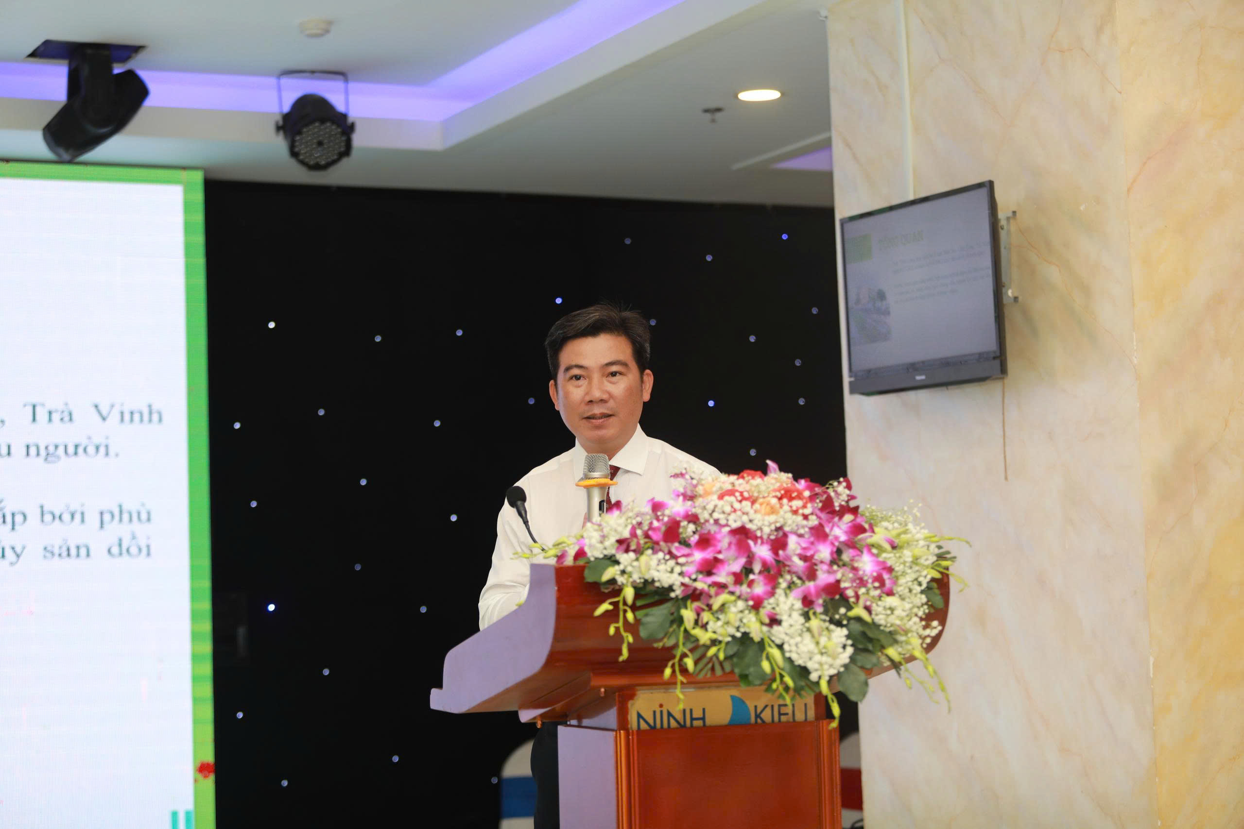 Ông Lâm Hữu Phúc Phó giám đốc Sở văn hóa thể thao và du lịch tỉnh Vĩnh Long phát biểu trong phiên thảo luận. (Ảnh: Nhật Nam)