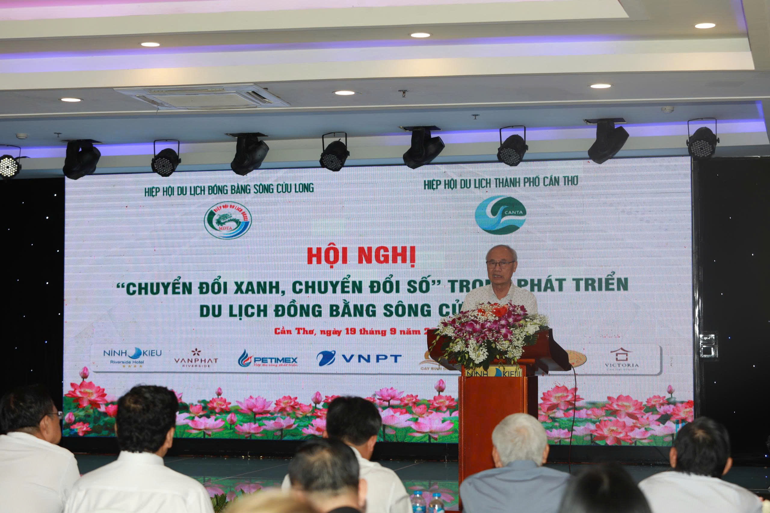 Ông Vũ Thế Bình, Chủ tịch Hiệp hội Du lịch Việt Nam, phát biểu kết luận phiên thảo luận. (Ảnh: Nhật Nam)
