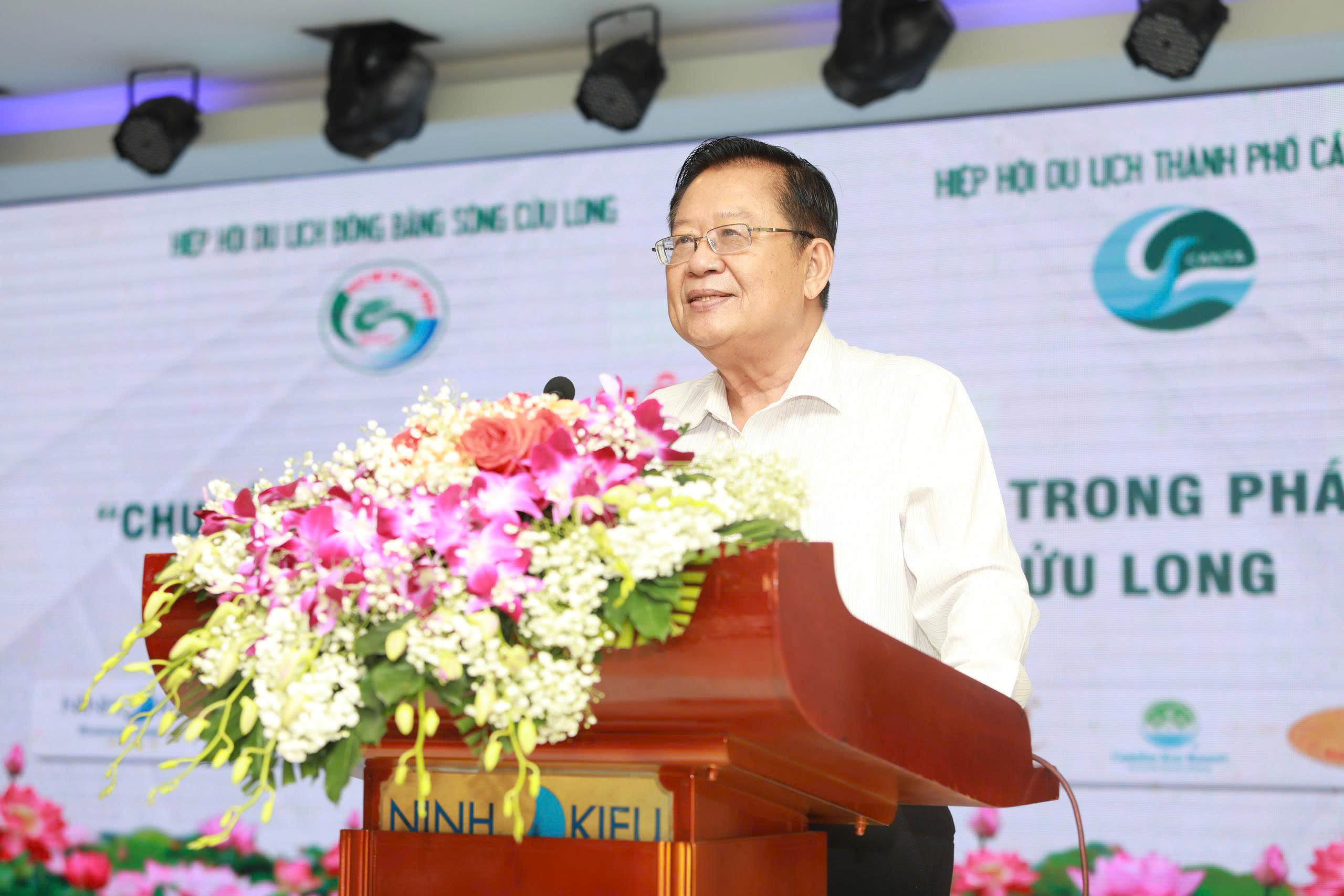 Ông Trần Việt Phường, Phó Chủ tịch Hiệp hội Du lịch Việt Nam, Chủ tịch Hiệp hội Du lịch ĐBSCL, phát biểu kết luận hội nghị. (Ảnh: Nhật Nam)