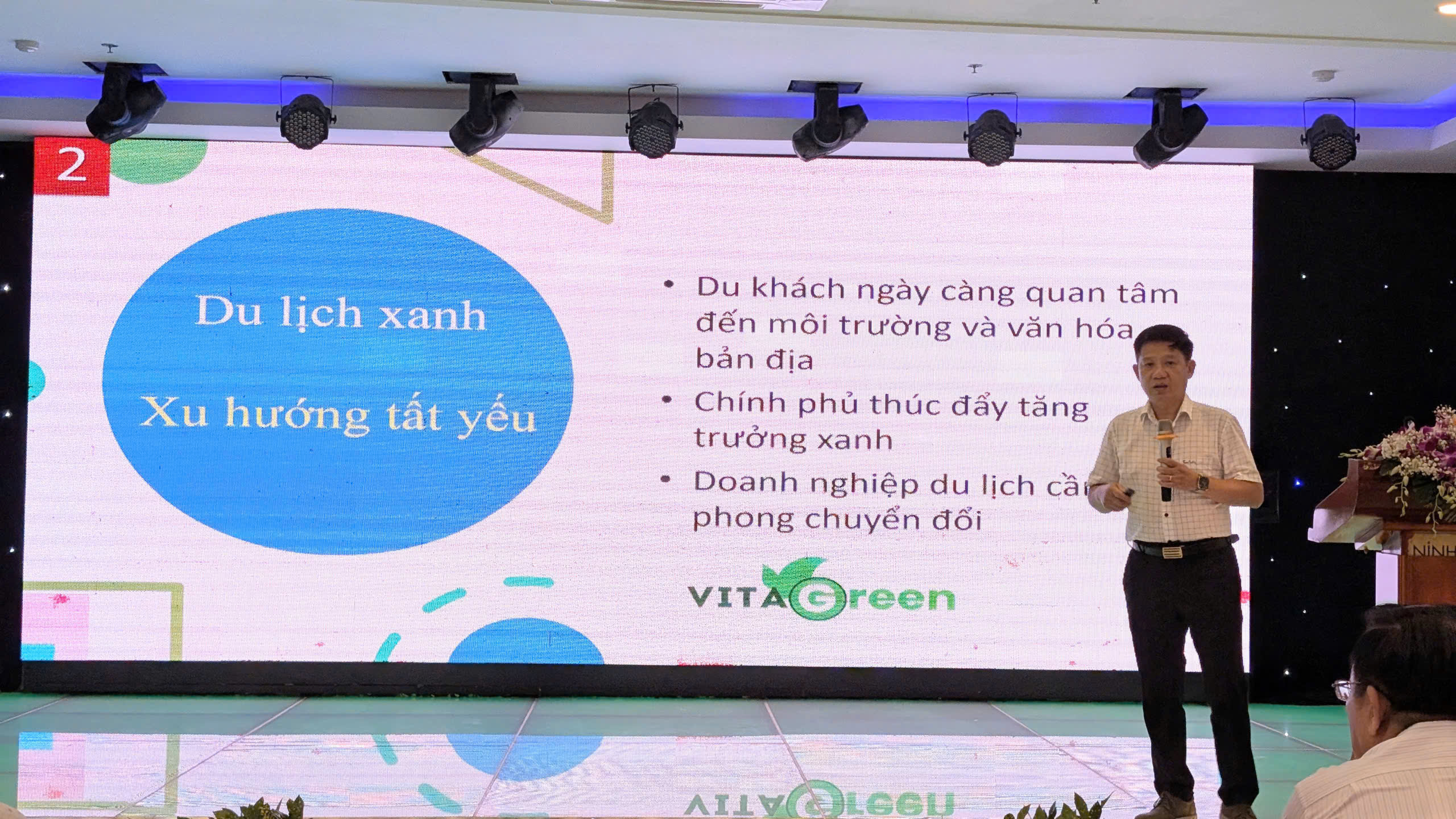 Toàn cảnh phần trình bày của ông Phùng Quang Thắng về xu hướng du lịch xanh (Ảnh: Vũ Mai)