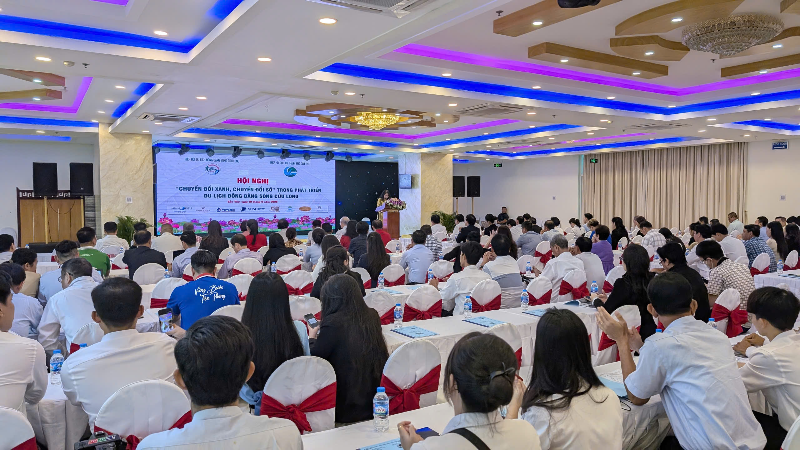 Toàn cảnh Hội nghị ‘Chuyển đổi xanh, chuyển đổi số trong phát triển du lịch ĐBSCL’ diễn ra tại TP. Cần Thơ, ngày 19/9/2025.