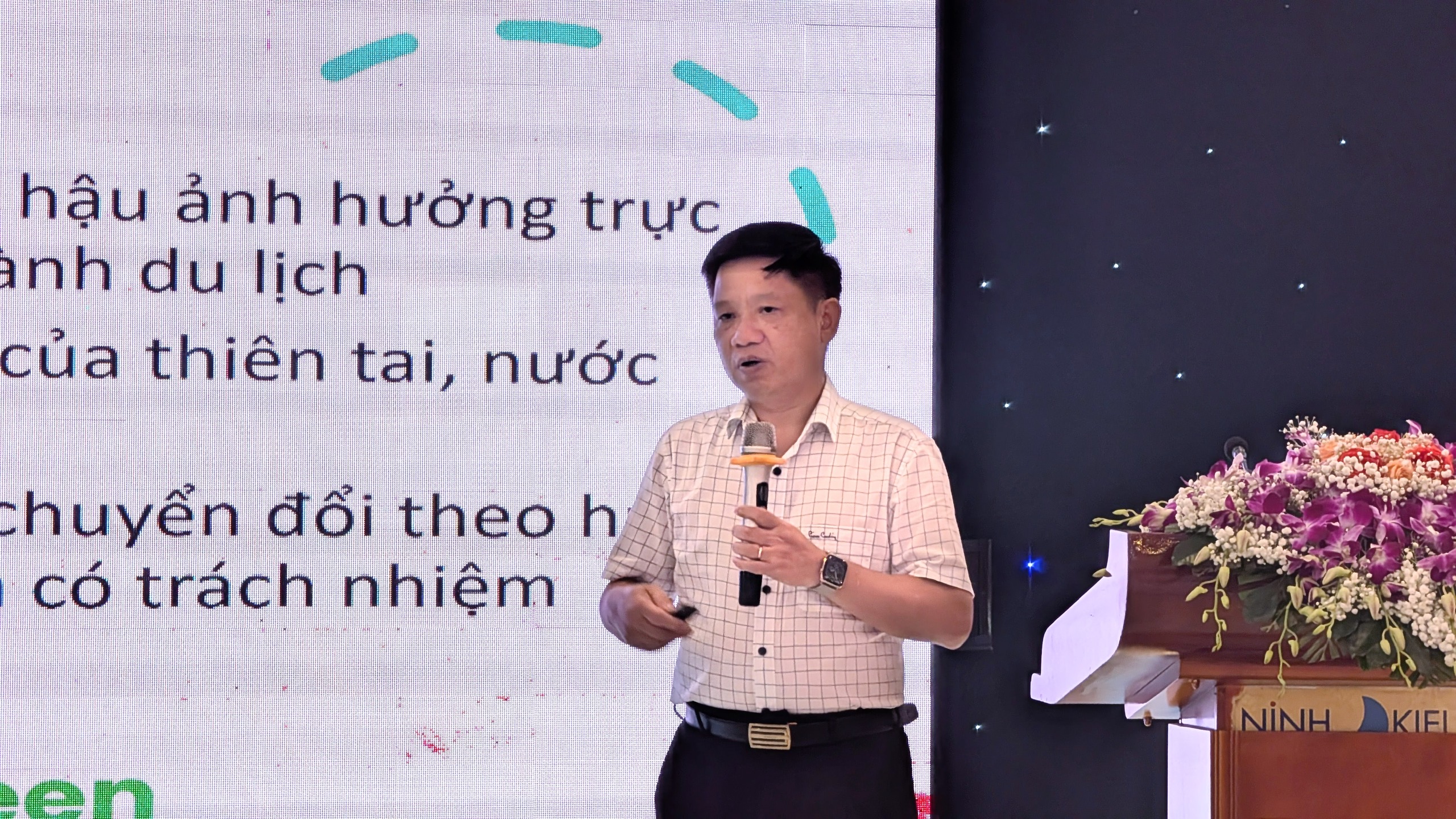 Ông Phùng Quang Thắng, Chủ tịch Liên chi hội Du lịch Xanh Việt Nam, giới thiệu nhãn hiệu VITA GREEN. (Ảnh: Vũ Mai)