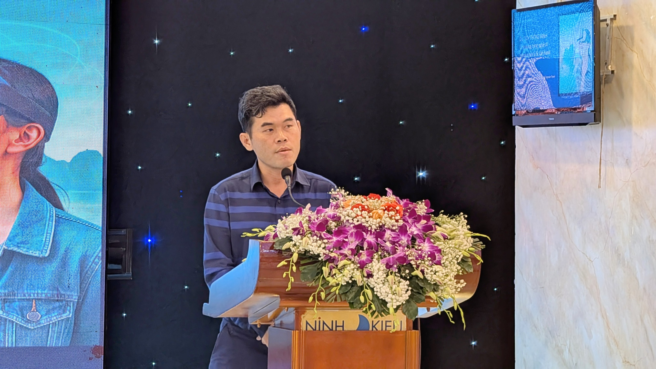 Ths. Lâm Thanh Hoàng chia sẻ giải pháp chuyển đổi số trong phát triển du lịch. (Ảnh: Vũ Mai)